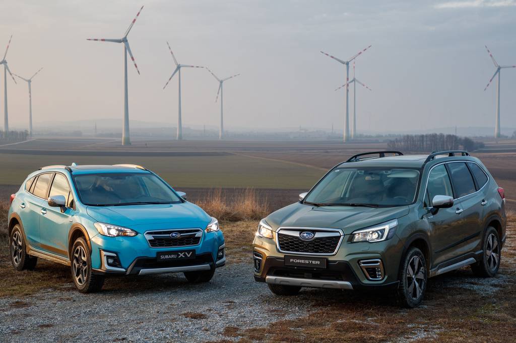 Subaru XV (esquerda) e Forester chegarão ao Brasil em versão híbrida e-Boxer