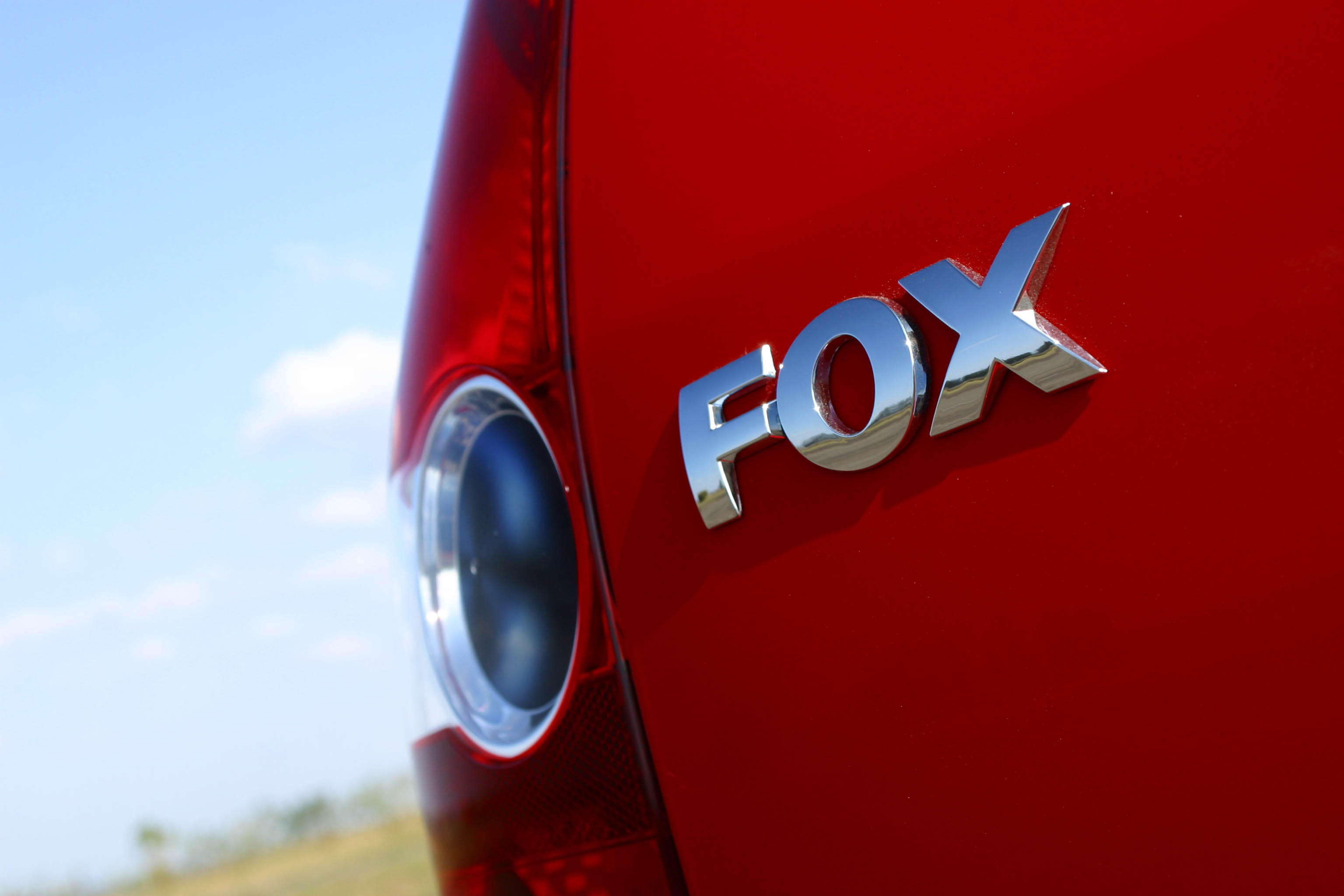 Logotipo e detalhe da lanterna do Fox