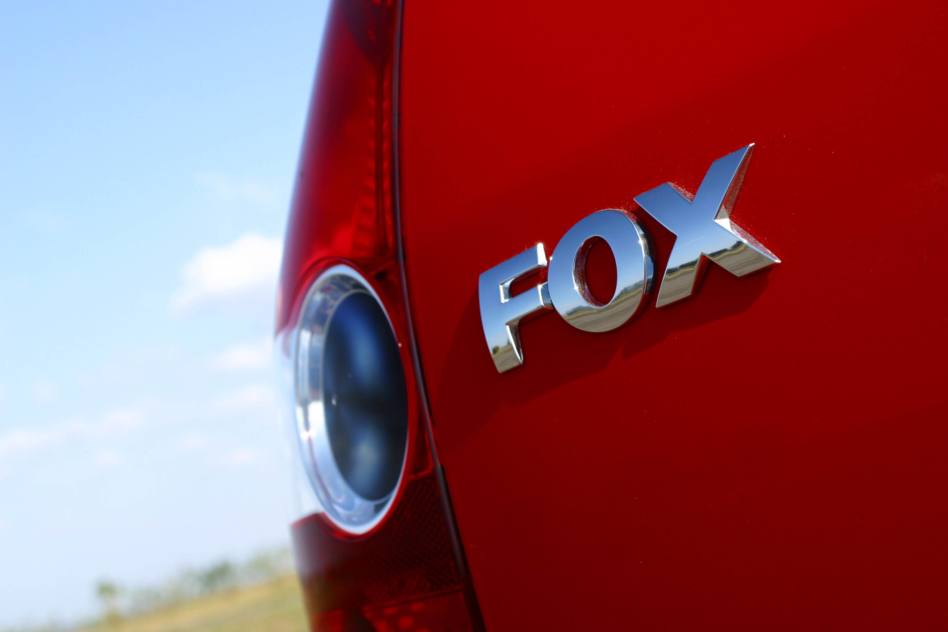Logotipo e detalhe da lanterna do Fox 1.6 Sportline, da Volkswagen. Logotipo e detalhe da lanterna do Fox