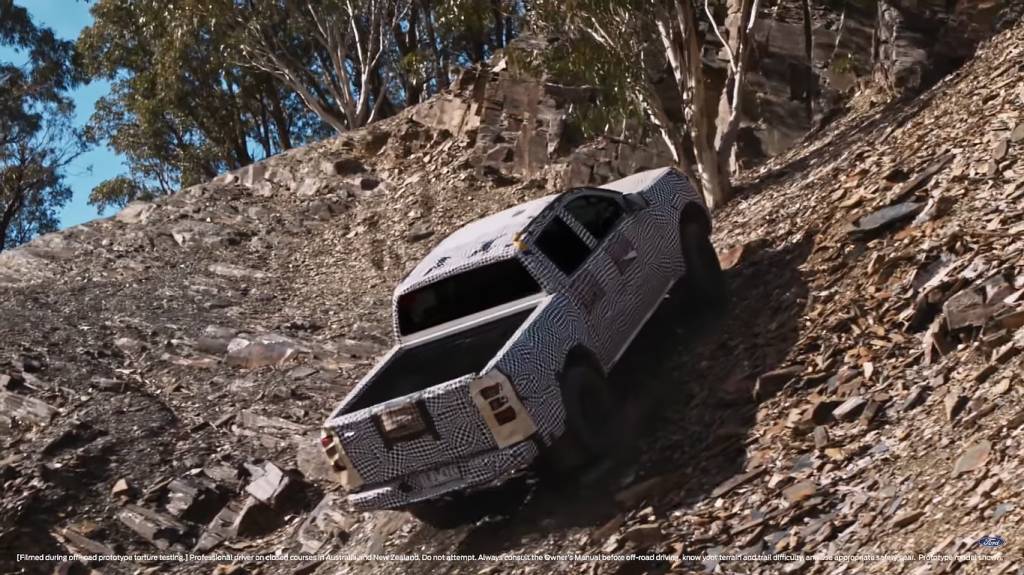 Ford Ranger 2023 branca vista de trás com camuflagem