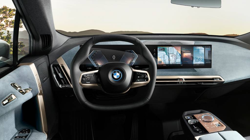 P90406306_highRes_the-first-ever-bmw-i Gráficos da tela acompanham formato do volante hexagonal