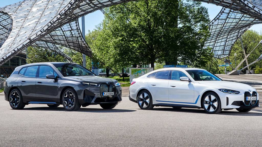 Novos BMW iX (esq.) e i4 chegarão em breve ao Brasil