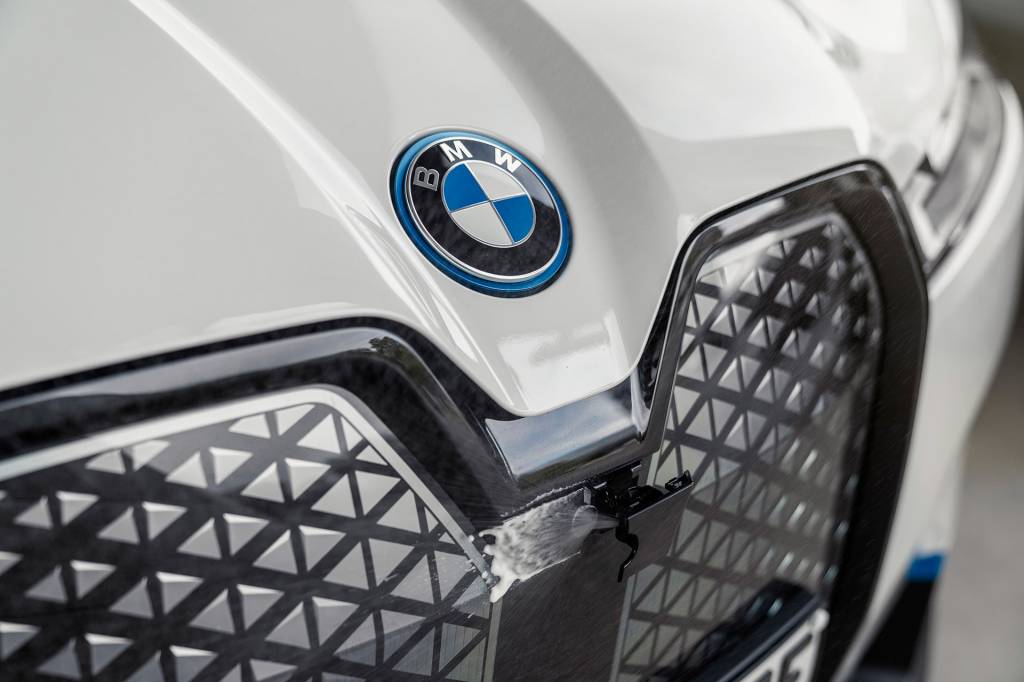 P90423565_highRes_bmw-ix-advanced-driv Fechar a icônica grade foi medida ousada mas necessária para a aerodinâmica almejada pela BMW