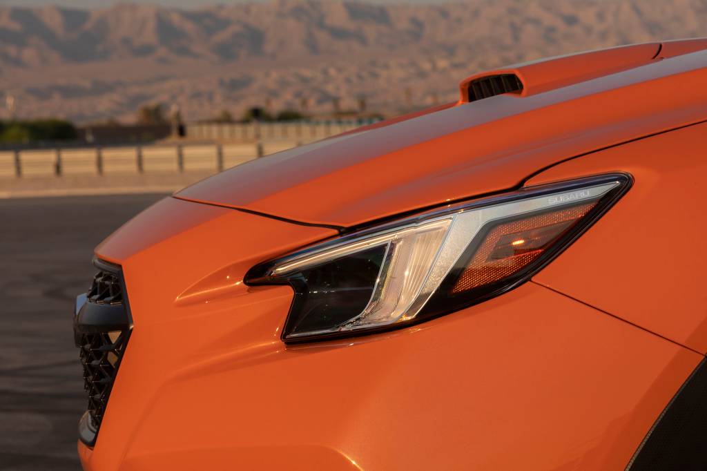 Subaru WRX 2022 laranja visto de lado