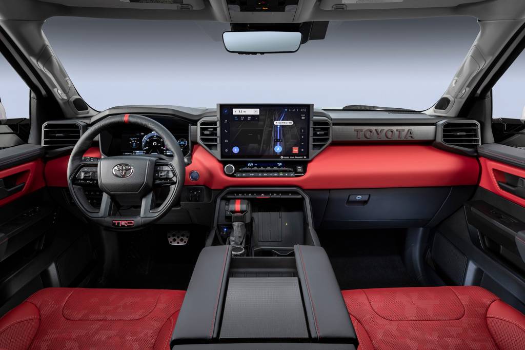 Interior da Toyota Tundra 2022 visto da primeira fileira