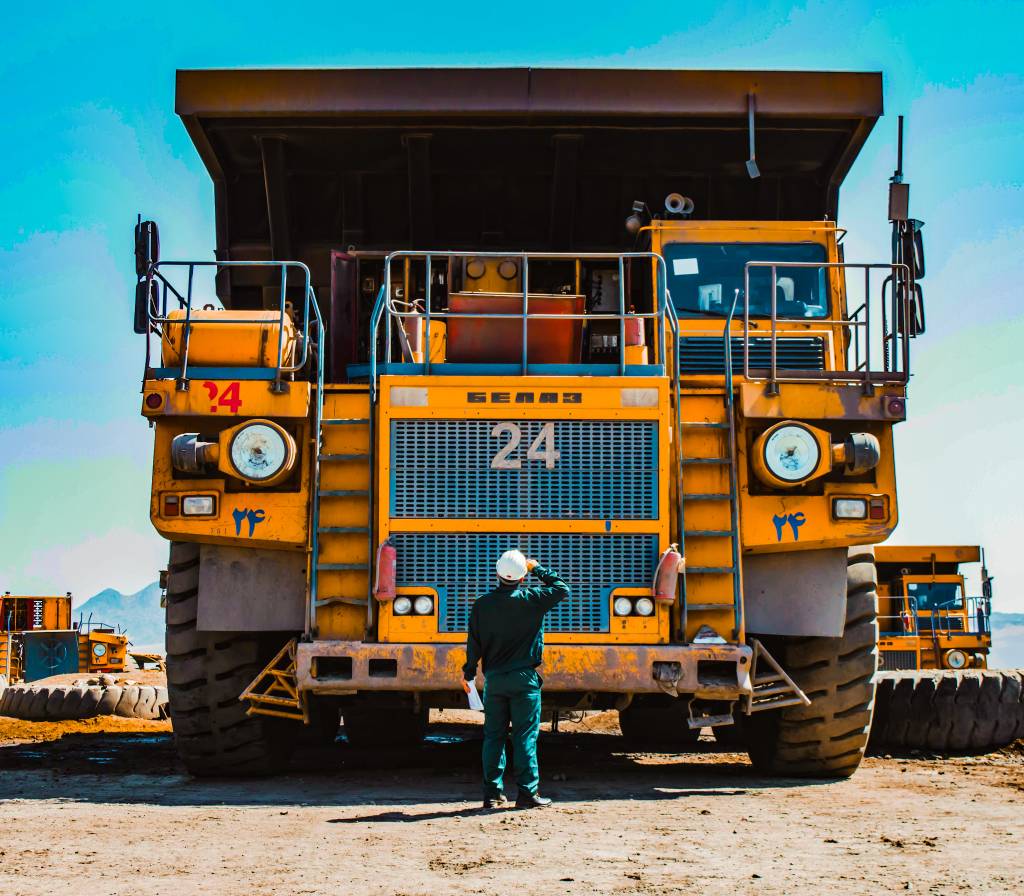 omid-roshan-lHI9NA4U7hg-unsplash Caminhões de minas têm peso operacional máximo que por vezes supera aviões como Boeing 747-8 e Airbus A380