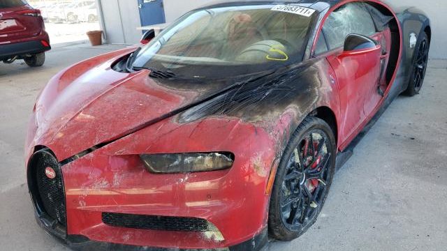 Bugatti Chiron incendiado vai a leilão quase 90% mais barato