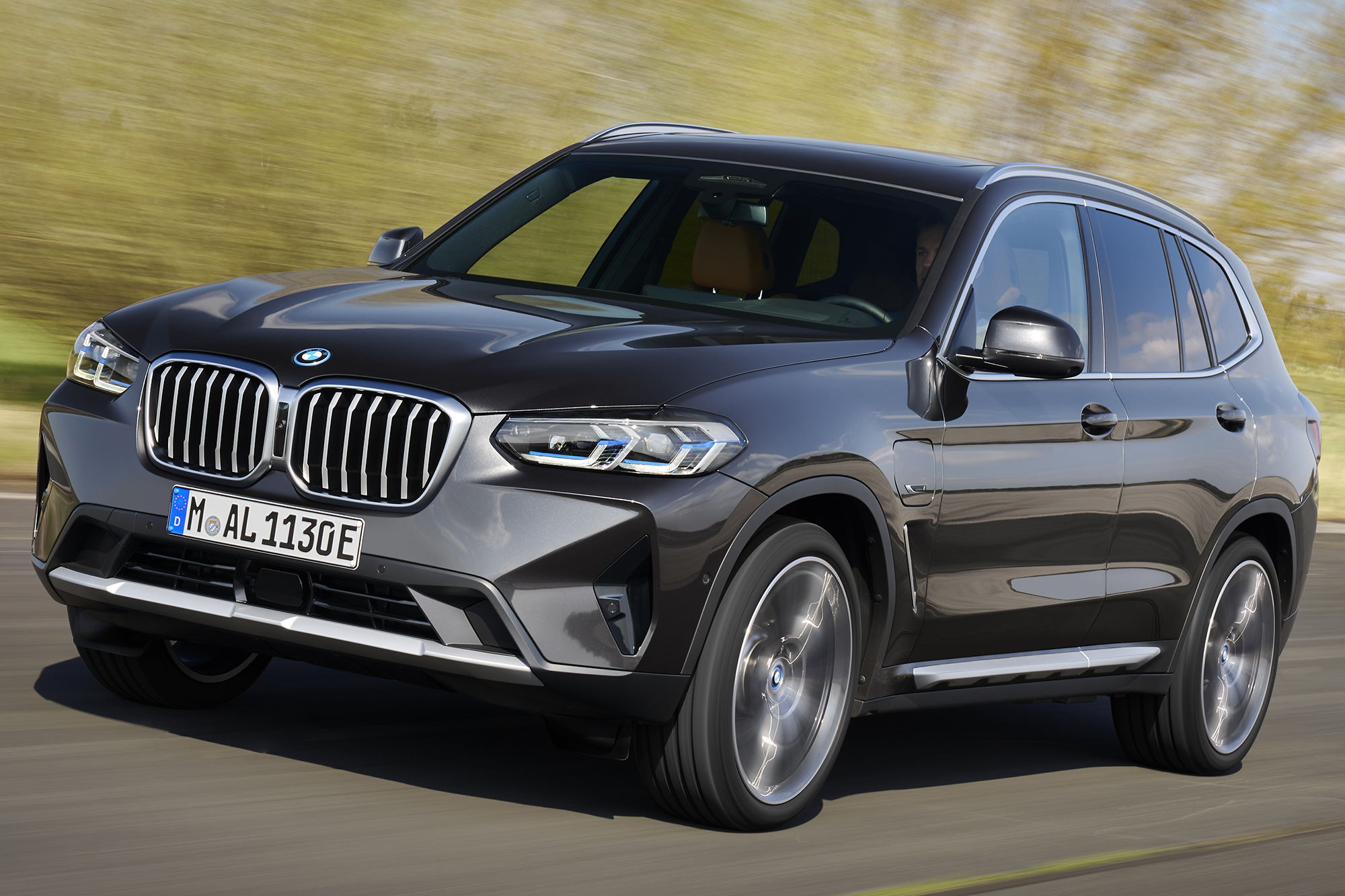 Novo BMW X3 preto visto 3/4 de frente