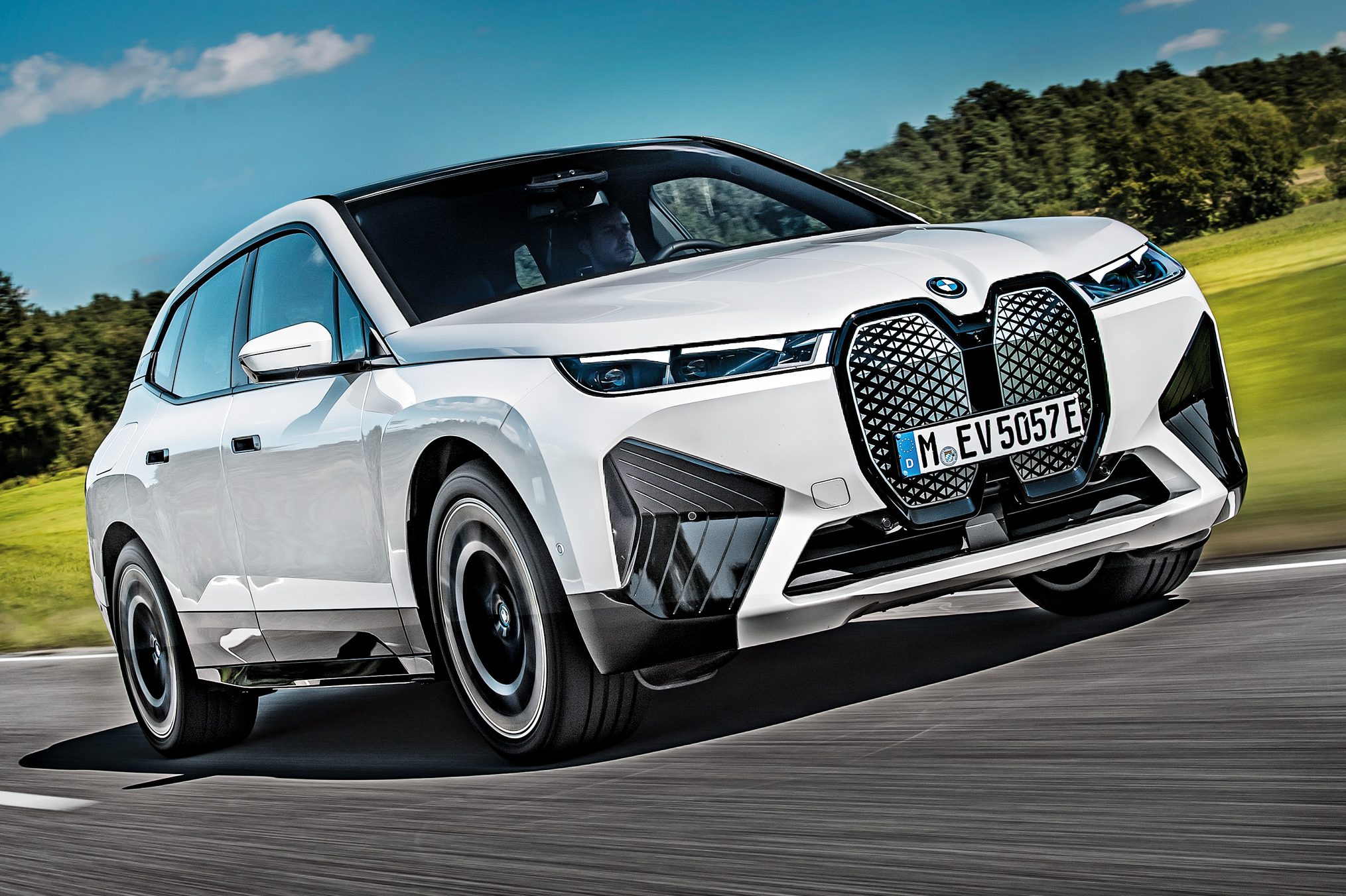 BMW iX poderá chegar a quase 1.000 km de autonomia com nova bateria