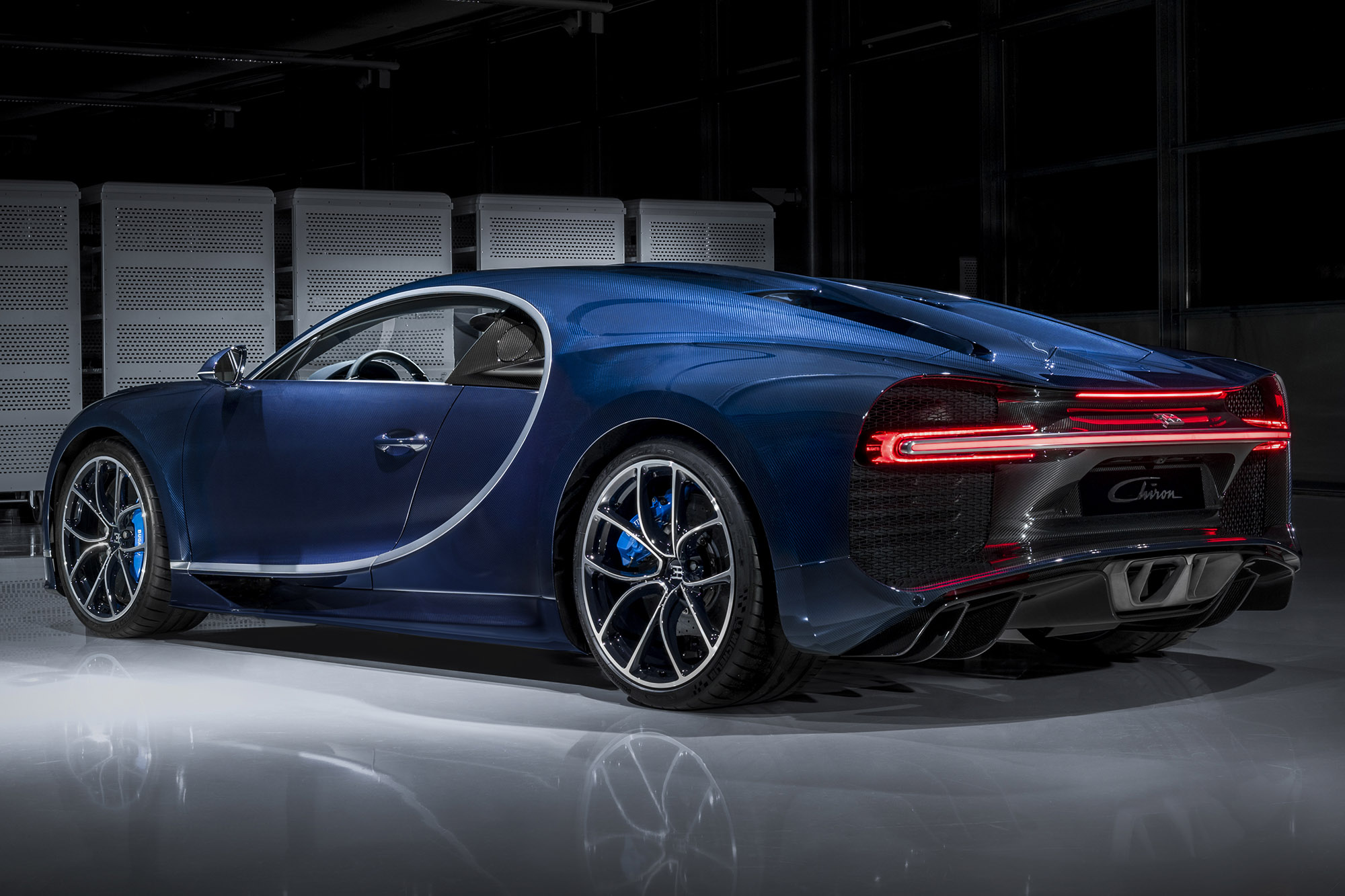 Bugatti Chiron azul visto 3/4 de trás