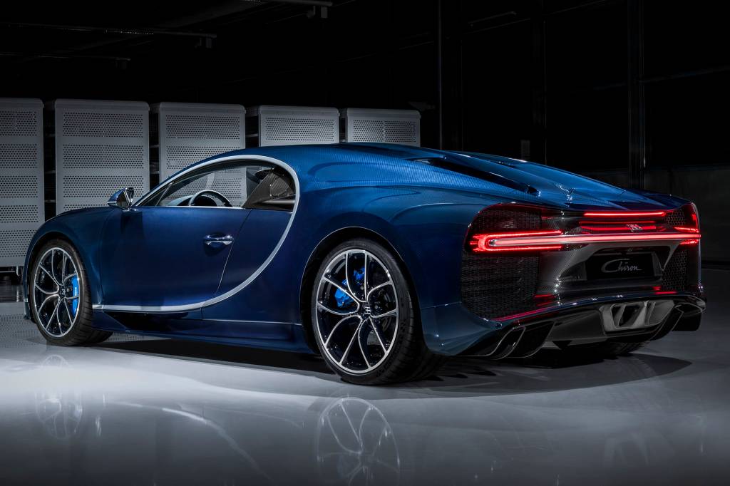 Bugatti Chiron azul visto 3/4 de trás