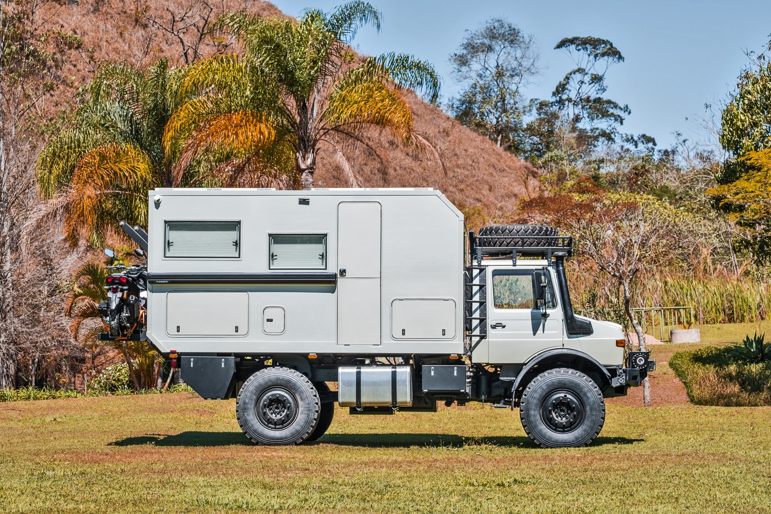 Este motorhome 4×4 tem base de Unimog, energia solar e capta água da chuva 3 Motorhome