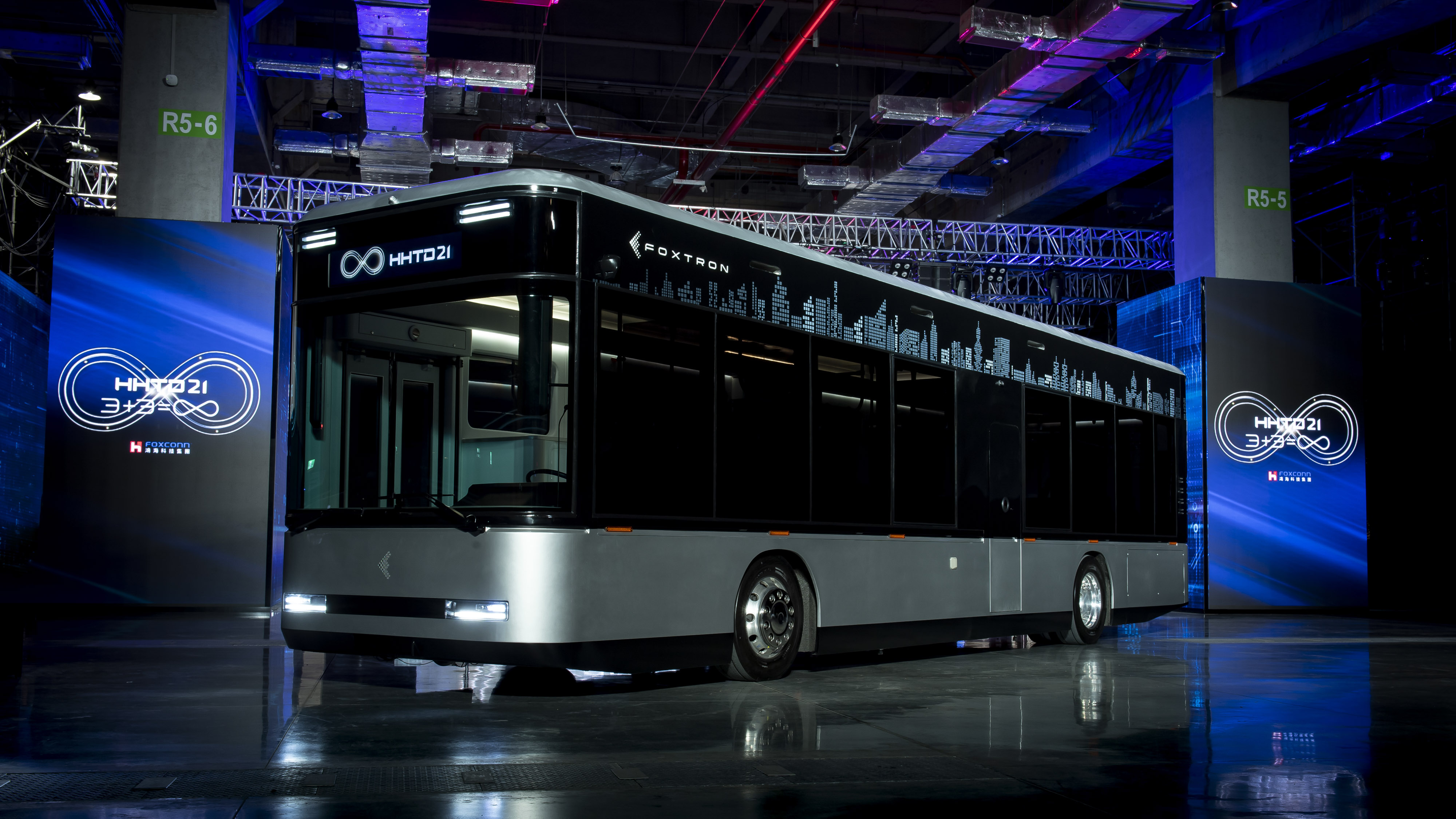 E_Bus鴻海電動巴士，以智能運輸作為定位的Ｍodel_T是一款智能風尚的都會運輸巴士，其高剛性車體防護設計，擁有良好車體防護_1634546022.jpg