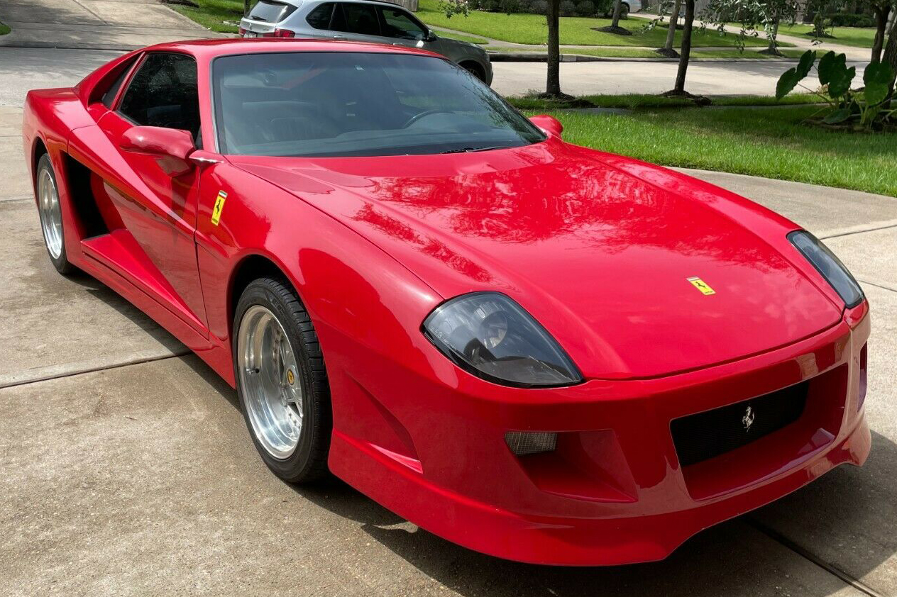 FERRARI COM CAMARO 85 1 Réplica de Ferrari com Chevrolet Camaro 85 vermelho vista 3/4 de frente