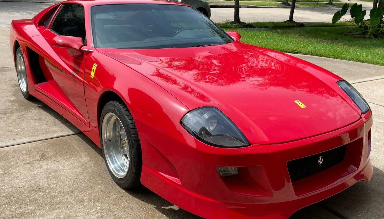 Réplica de Ferrari com Chevrolet Camaro 85 vermelho vista 3/4 de frente