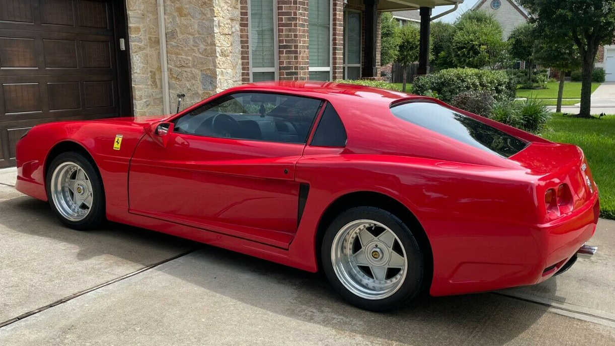 Réplica de Ferrari com Chevrolet Camaro 85 vermelho vista 3/4 de trás