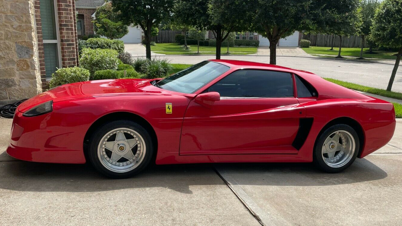 Réplica de Ferrari com Chevrolet Camaro 85 vermelho vista de lado