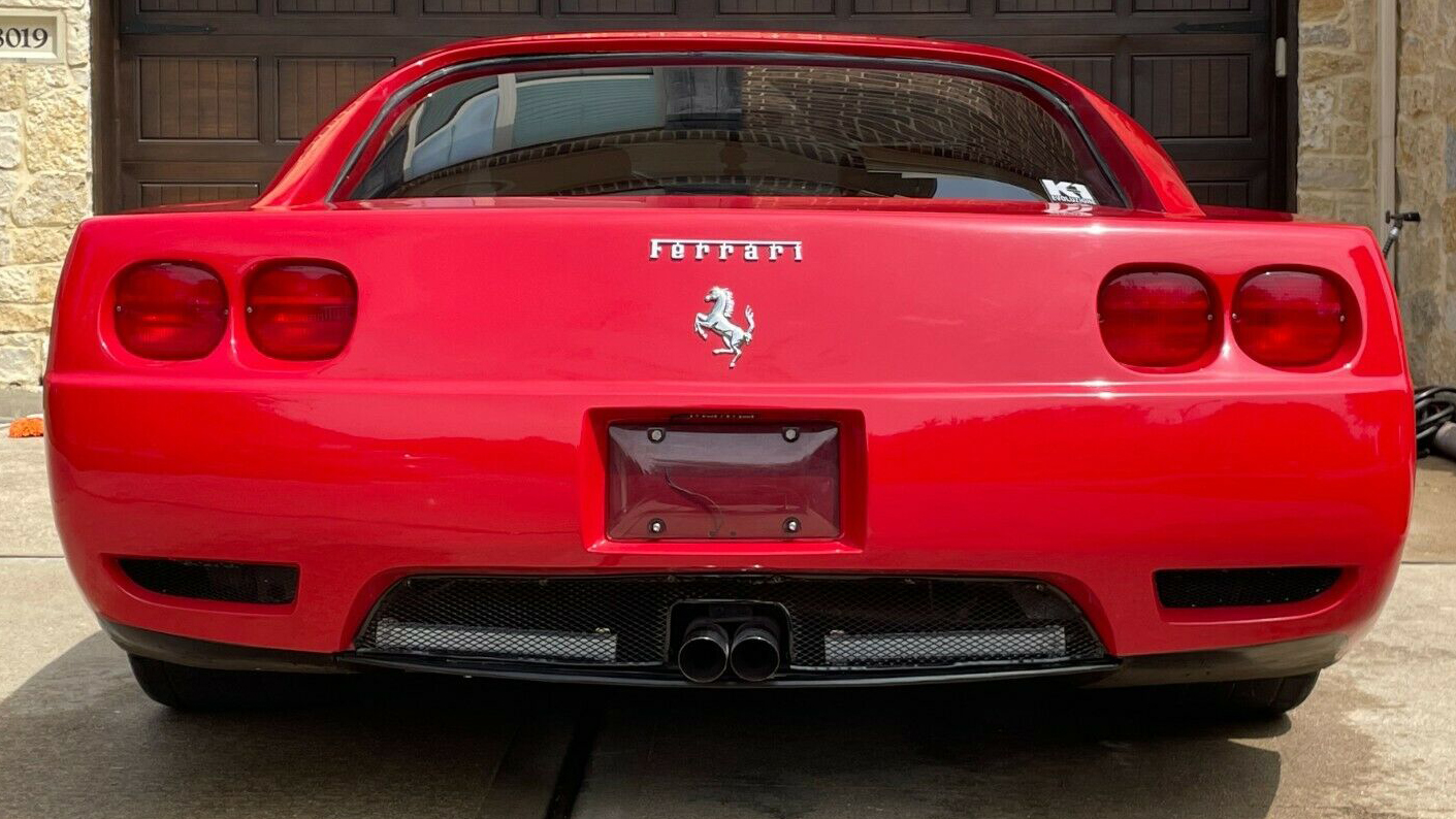 FERRARI COM CAMARO 85 7 Réplica de Ferrari com Chevrolet Camaro 85 vermelho vista de trás