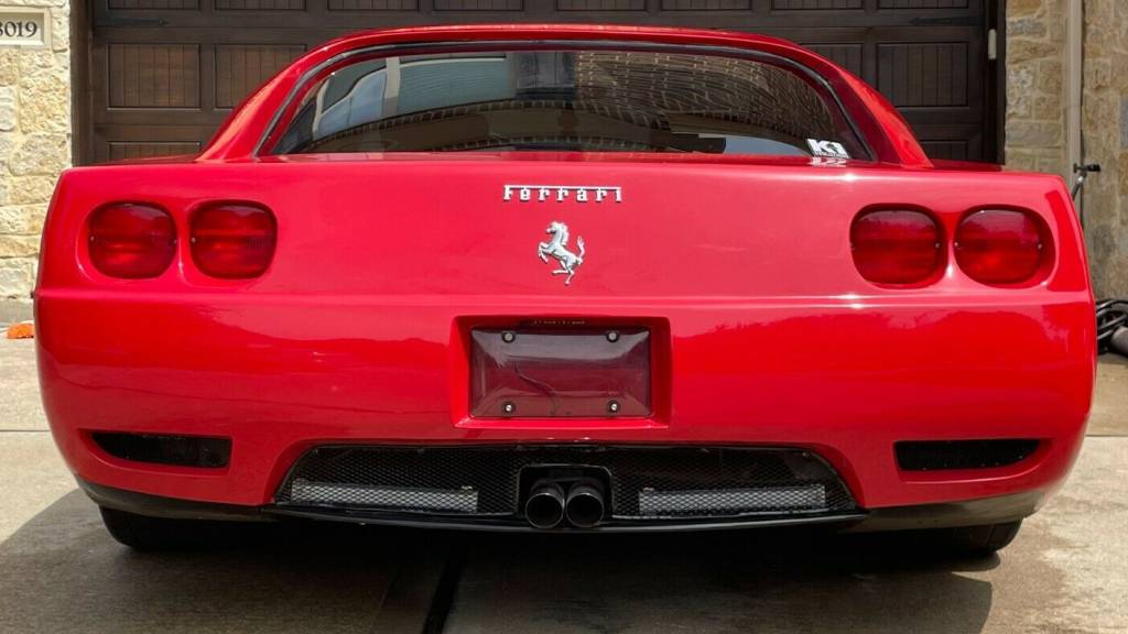 Réplica de Ferrari com Chevrolet Camaro 85 vermelho vista de trás