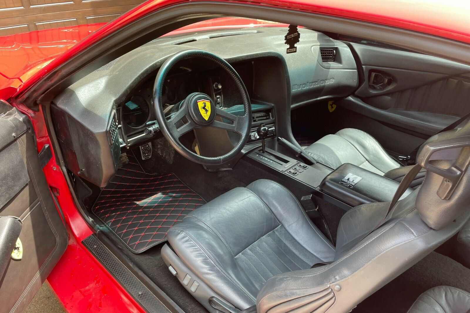 Porta do motorista da Ferrari com Chevrolet Camaro 85 vermelho