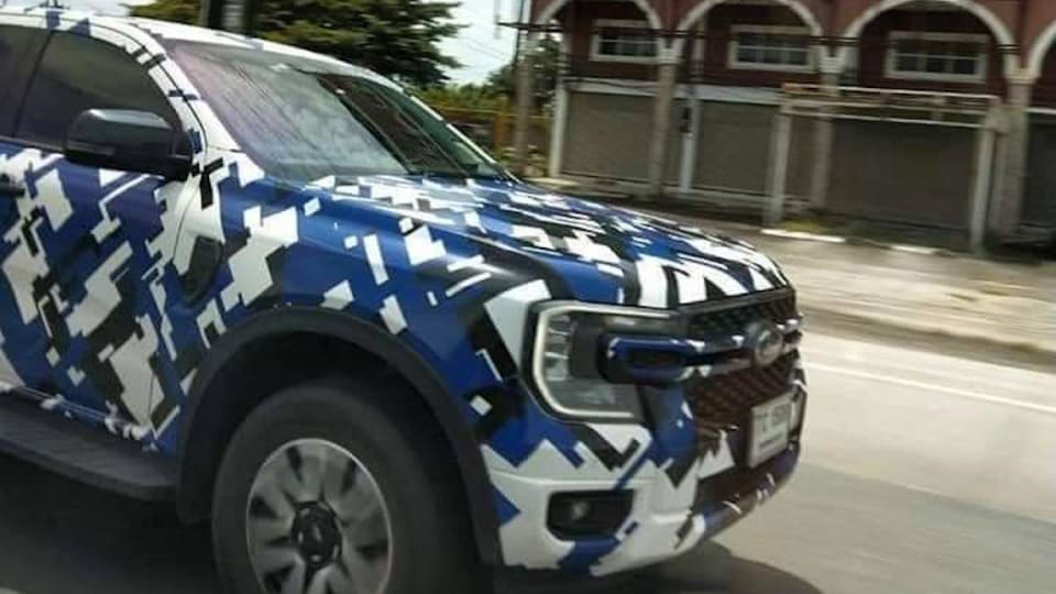 Ford Ranger 2023 vista de lado com camuflagem