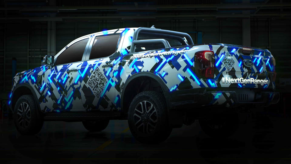 Ford Ranger 2023 vista 3/4 de trás com camuflagem azul leve