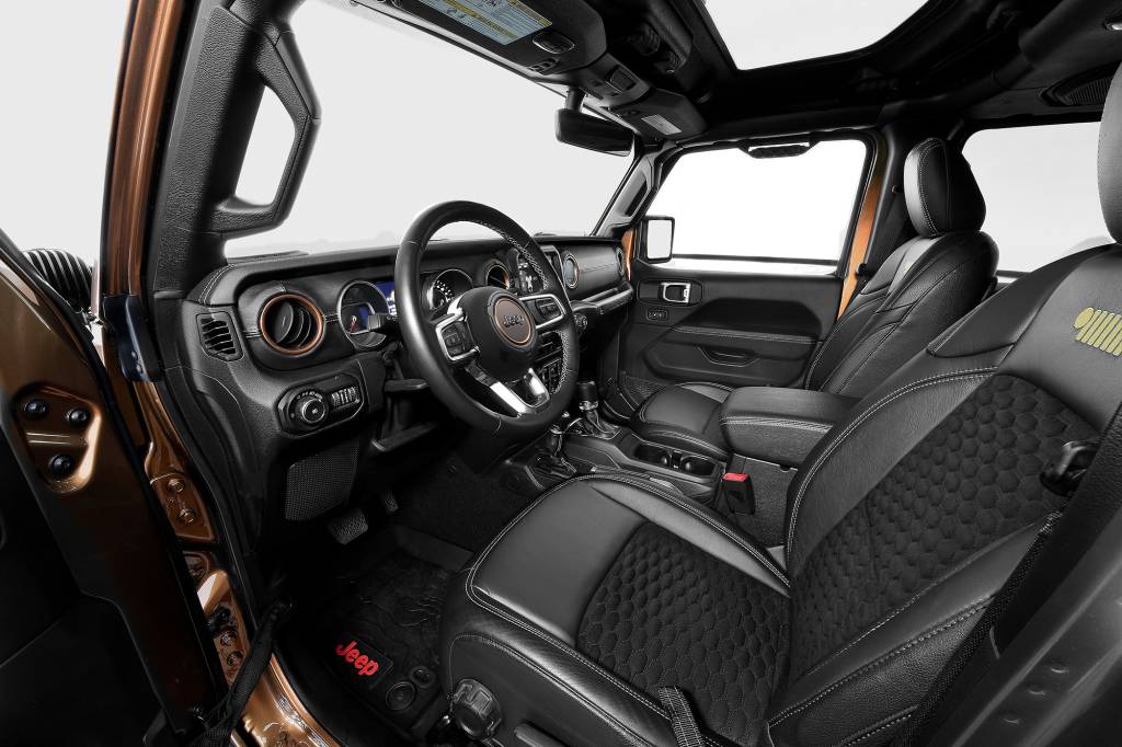 Interior Jeep Wrangler Sahara Overlook visto da porta do motorista