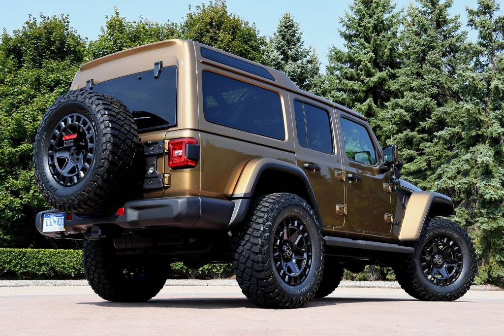 Jeep Wrangler Sahara Overlook bronze visto 3/4 de trás
