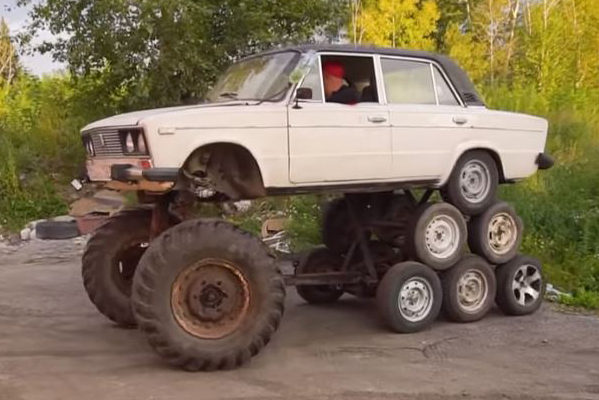 Lada Riva com 14 rodas visto 3/4 de frente