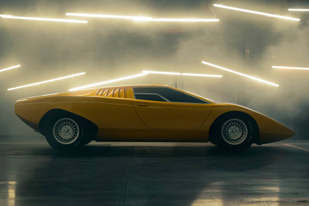 Lamborghini Countach LP 500 1971 amarelo visto de lado