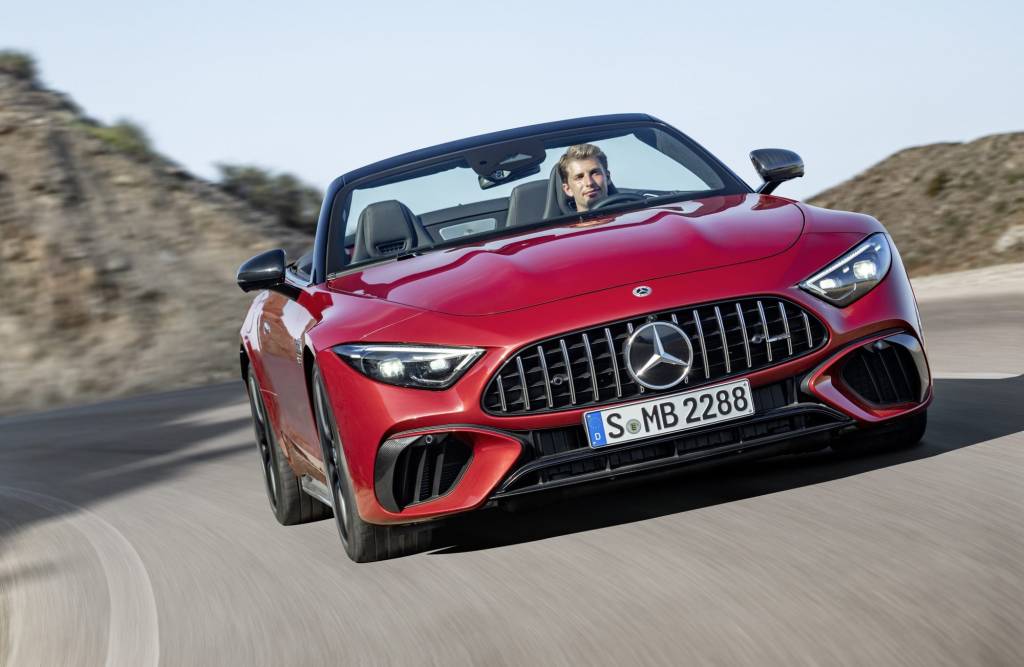 Mercedes-AMG SL vermelho visto de frente