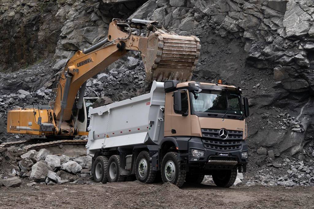 Mercedes-Benz Arocs marrom visto 3/4 de frente