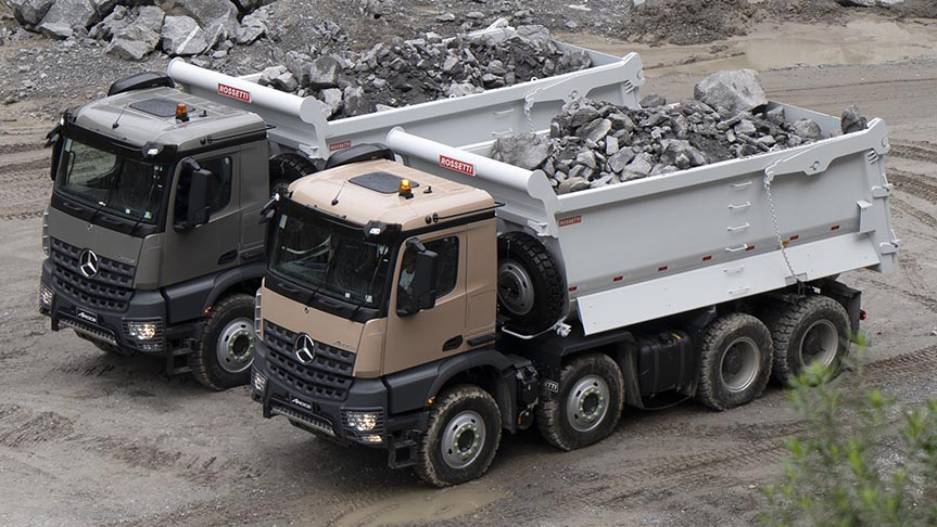 Dois Mercedes-Benz Arocs marrom e cinza vistos de cima