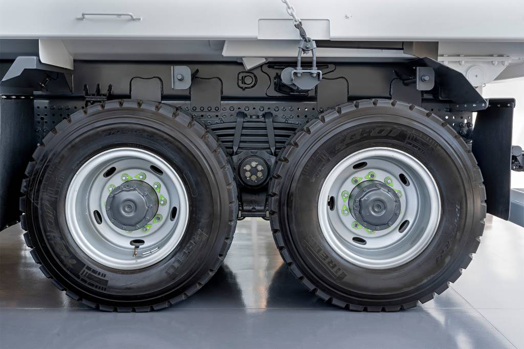 MERCEDES-BENZ AROCS 9 Pneus do Mercedes-Benz Arocs visto de lado