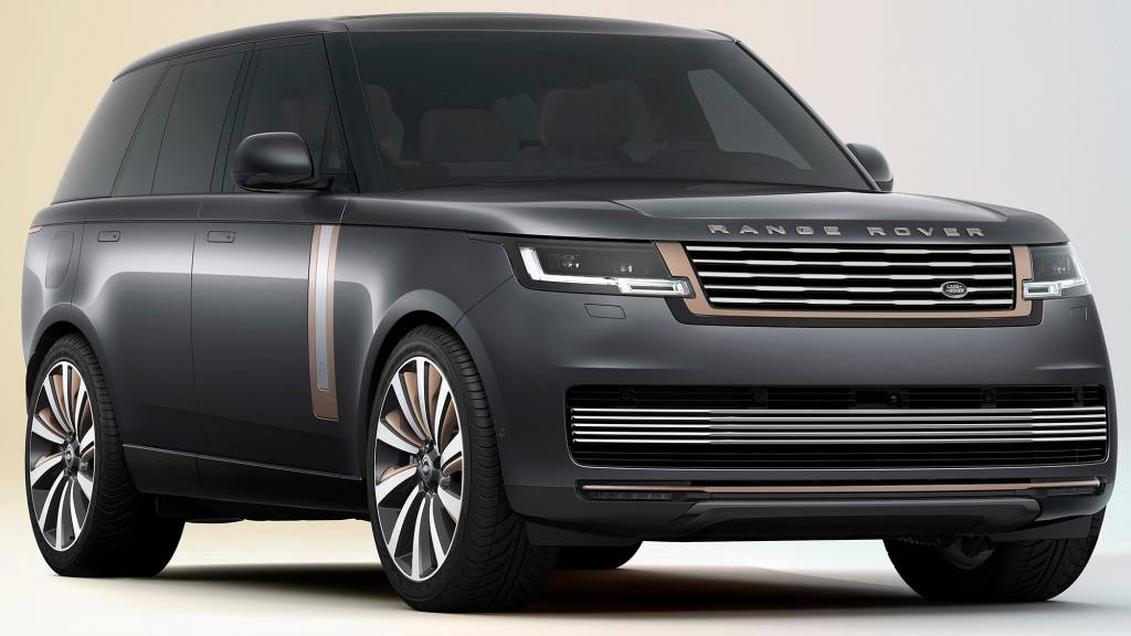 Range Rover 2022 First Edition cinza visto 3/4 de frente