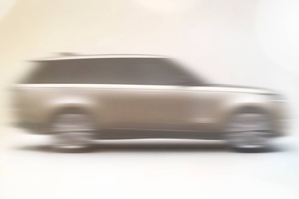 Novo Range Rover 2022 bege visto de lado borrado