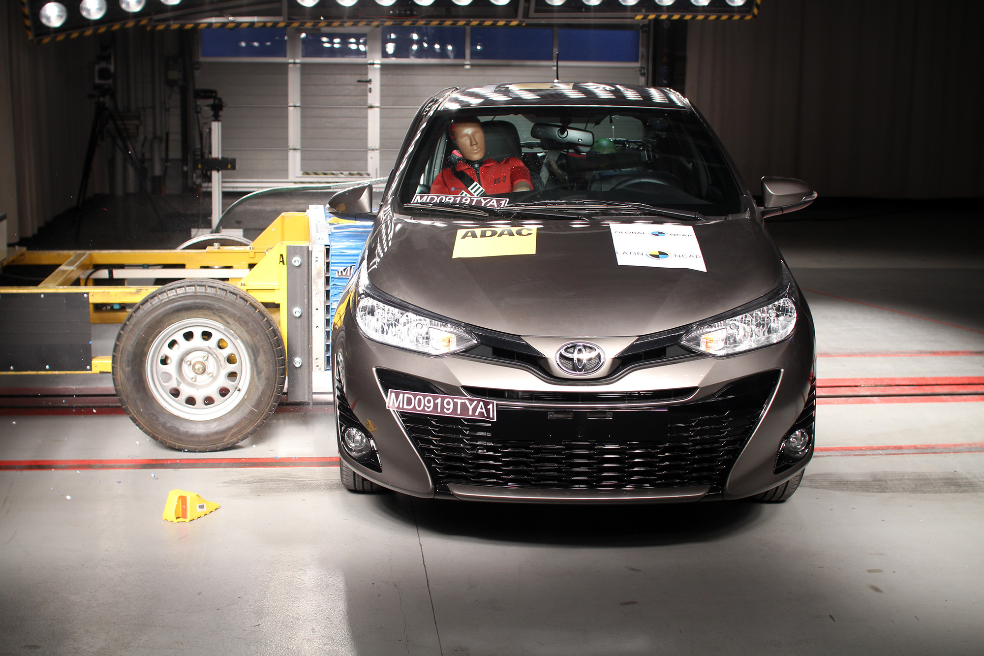 TOYOTA YARIS NCAP 3 Toyota Yaris chumbo em teste de colisão visto de frente