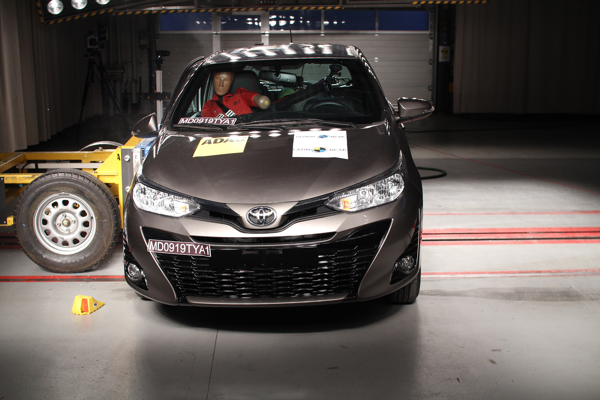 TOYOTA YARIS NCAP 4 Toyota Yaris chumbo em teste de colisão visto de frente