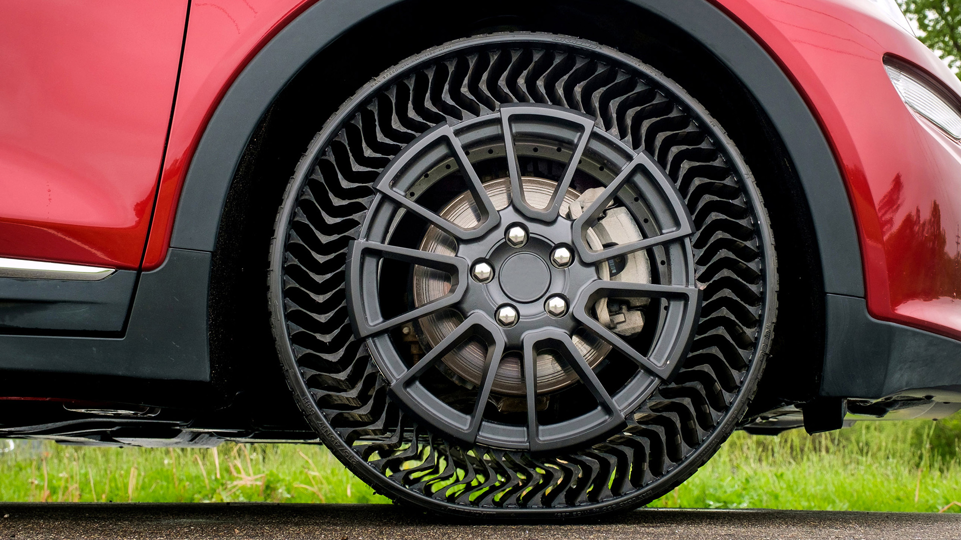 Michelin já tem data para começar a vender pneus sem ar e que não furam