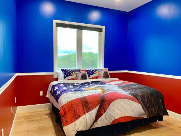 Exceto por esse quarto, com temática patriota americana que foge totalmente do estilo dos outros cômodos