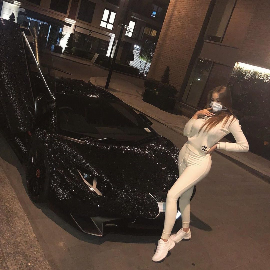 Modelo Russa e sua Lamborghini de diamantes