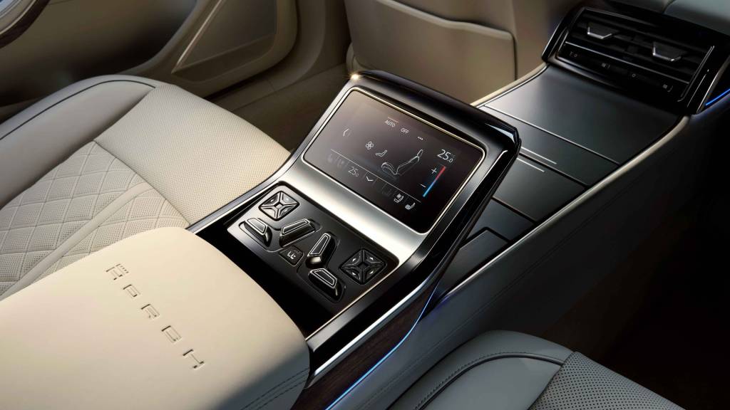 Audi A8L Horch (1) Uma das seis telas do carro serve apenas para comandar o ar-condicionado traseiro
