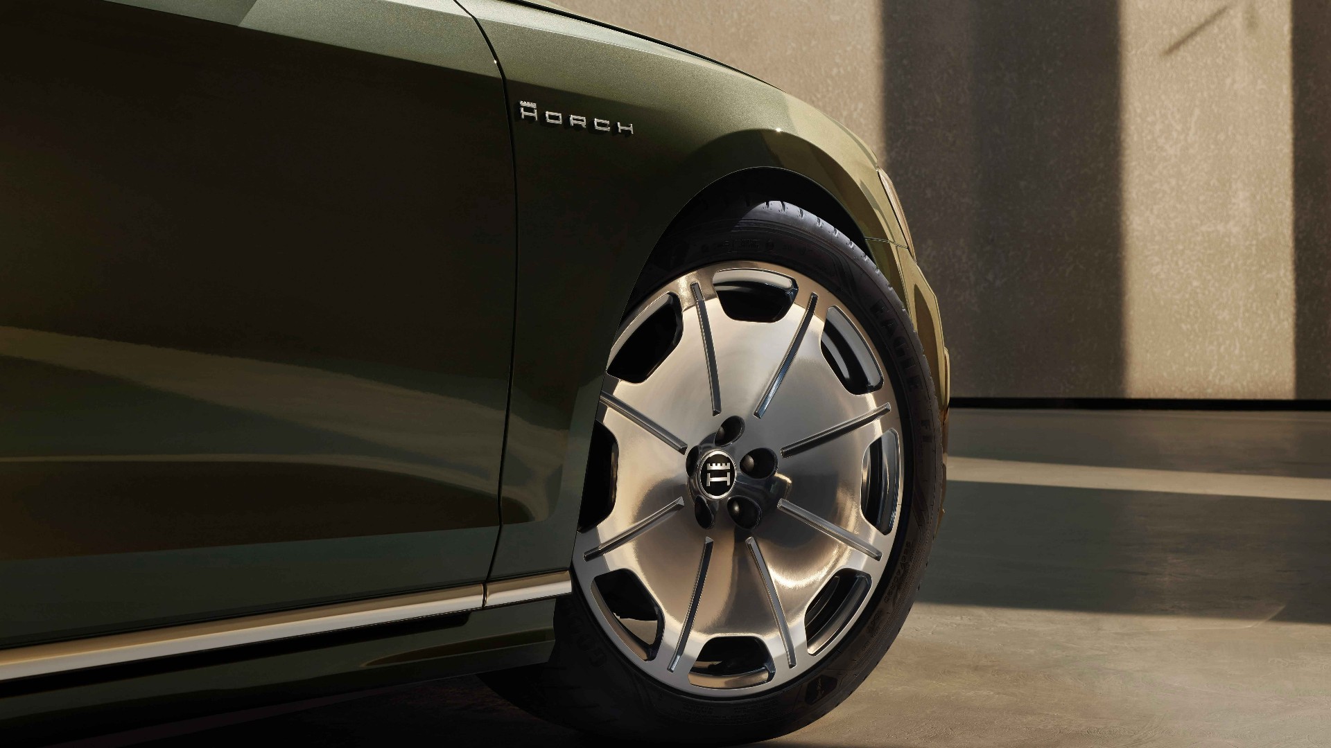 Rodas de 20'' trazer emblema da outra montadora criadora pelo fundador da Audi
