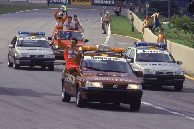Ayrton Senna, no Safety Car, comemorando a vitória no GP Brasil de F1. – Cópia