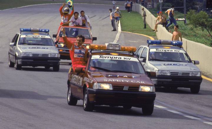 https://quatrorodas.abril.com.br/wp-content/uploads/2021/11/Ayrton-Senna-no-Safety-Car-comemorando-a-vitoria-no-GP-Brasil-de-F1.-Copia.jpg?quality=70&strip=info&w=720&h=440&crop=1