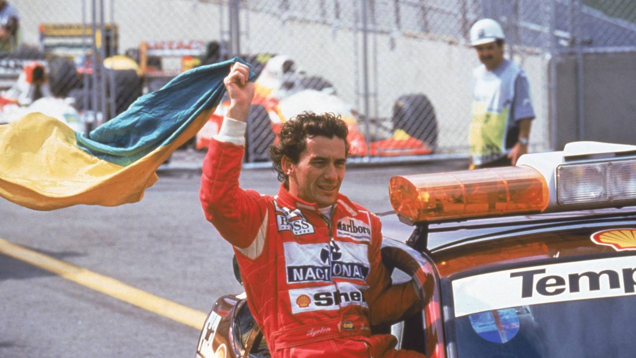 Ayrton Senna, no Safety Car, comemorando a vitória no GP Brasil de F1._1