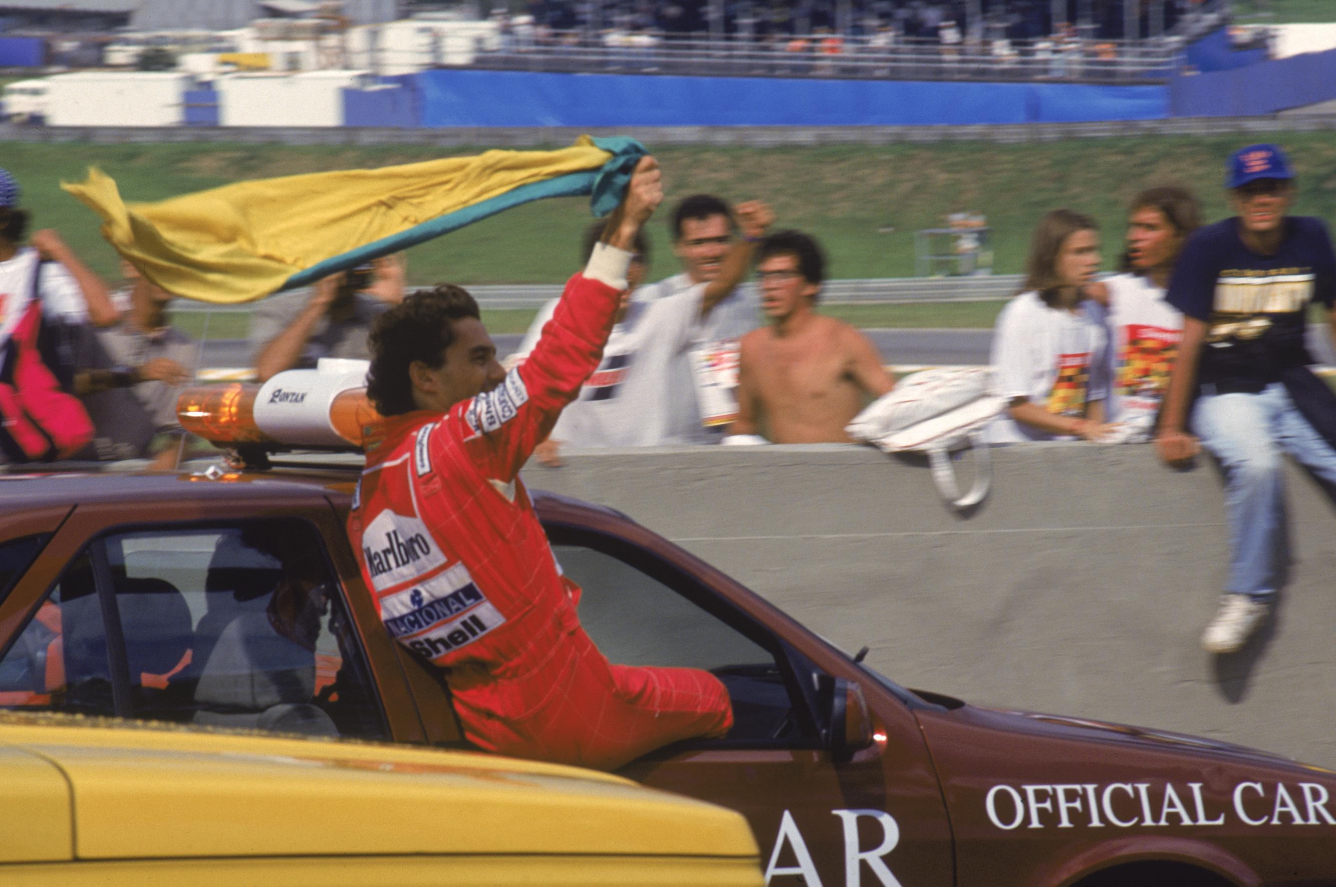 Ayrton Senna, no Safety Car, comemorando a vitória no GP Brasil de F1._3