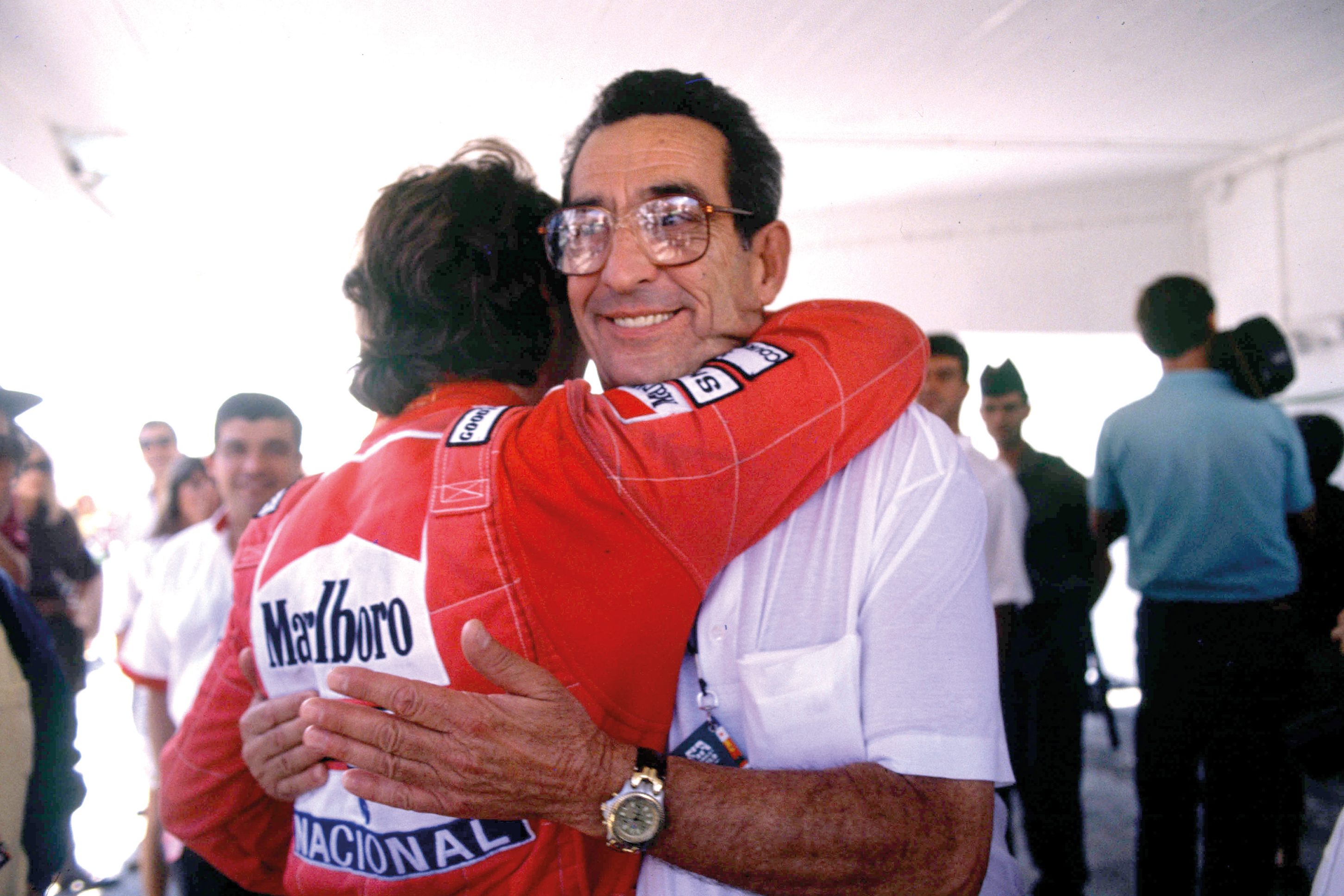 Ayrton Senna, piloto de Fórmula 1 da McLaren, abraçando o pai, Milton da Silva.