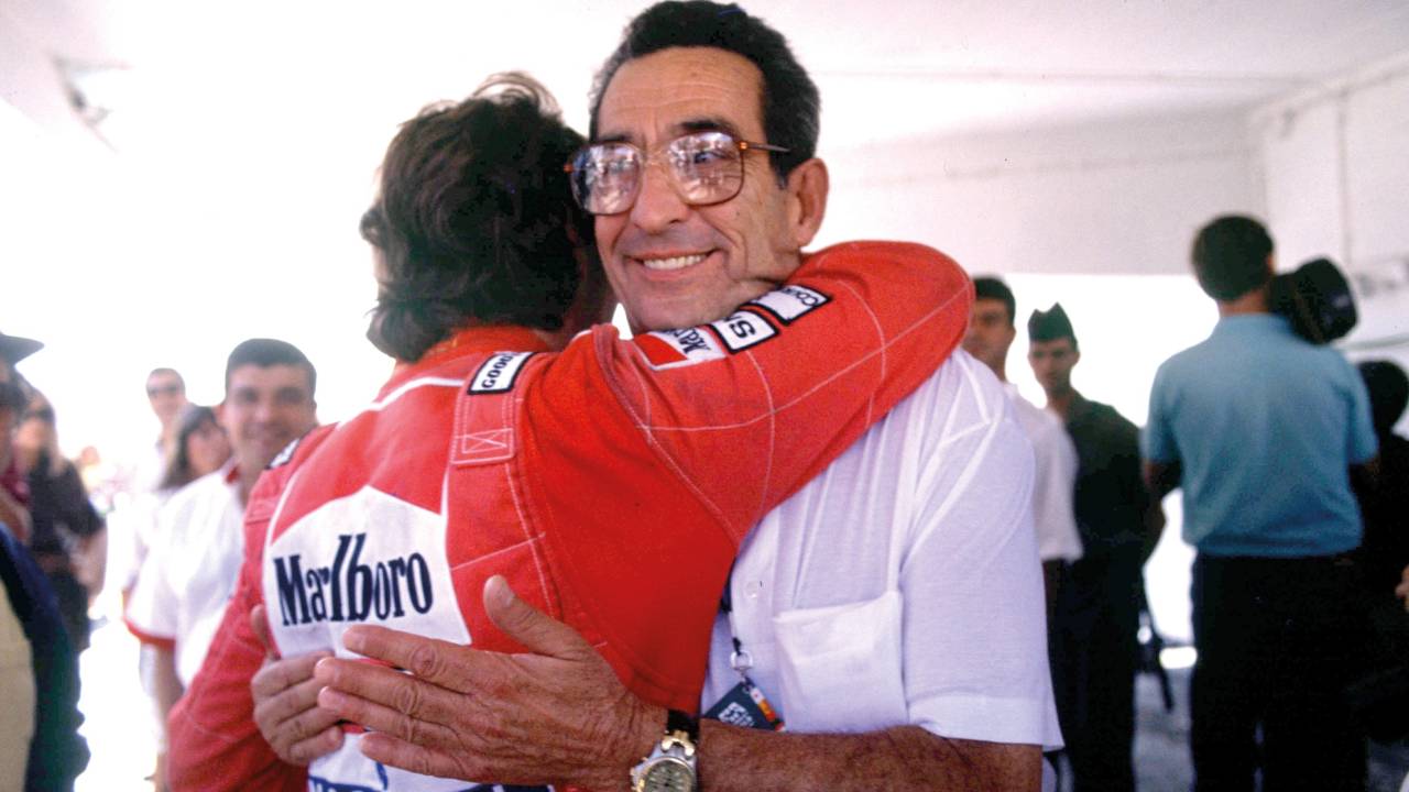 Ayrton Senna abraçando o pai, Milton da Silva.