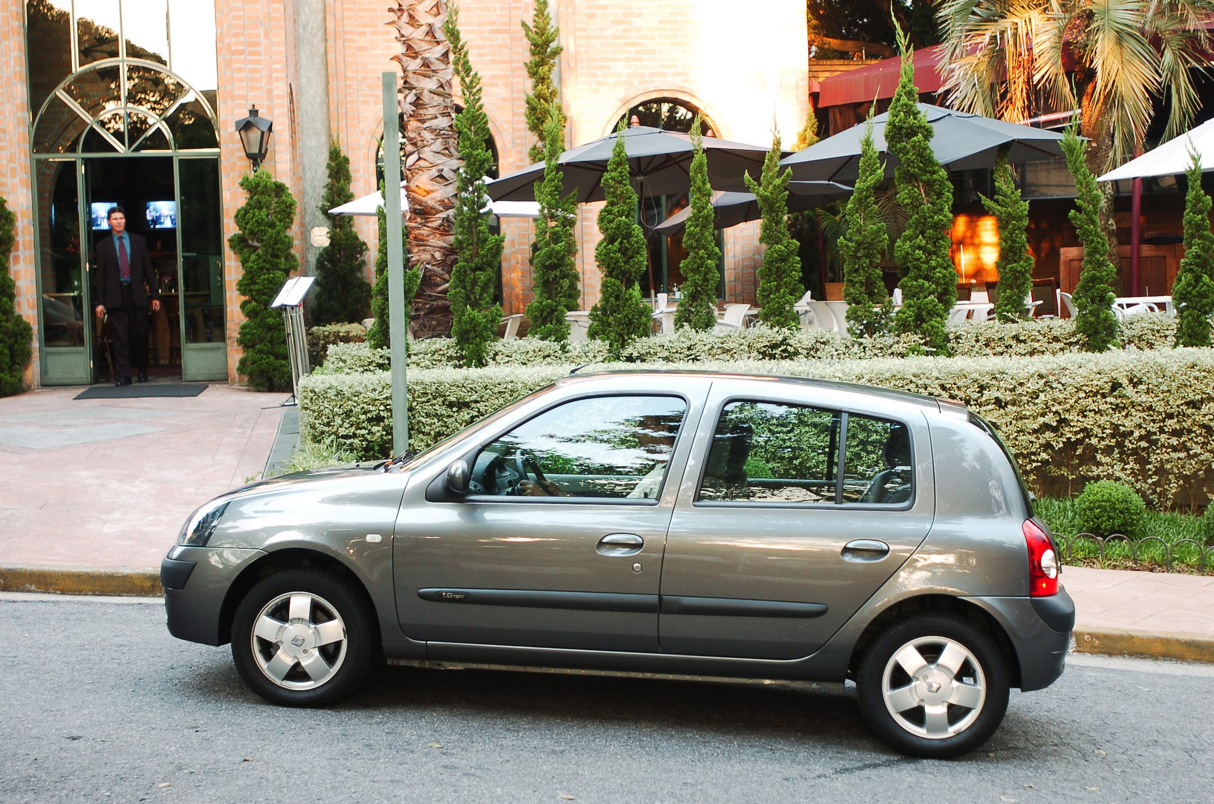 Clio 1.6 16V Hi-flex Privilège, modelo 2005 da Renault, testado pela revista Quatro Rodas.